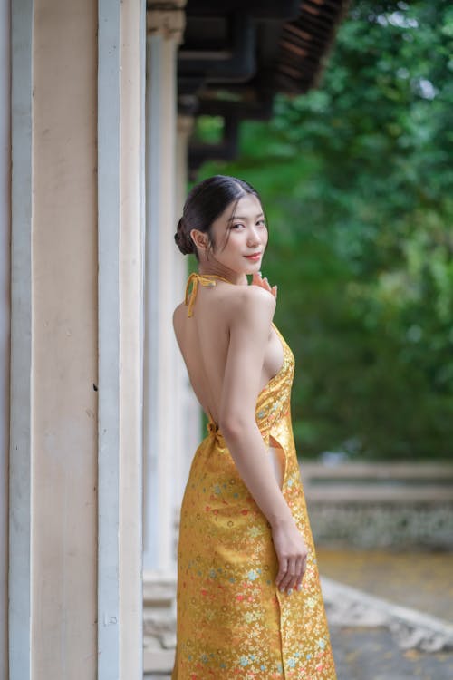 Ilmainen kuvapankkikuva tunnisteilla aasialainen nainen, backless, betonimuuri