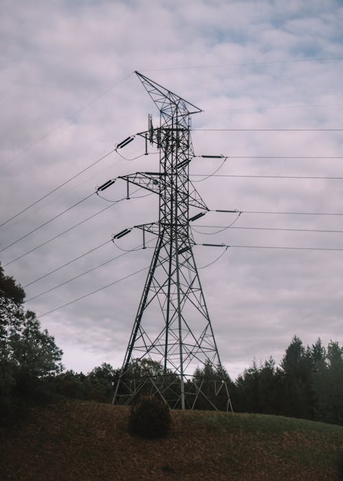 Základová fotografie zdarma na téma elektrický stožár, kopec, mraky