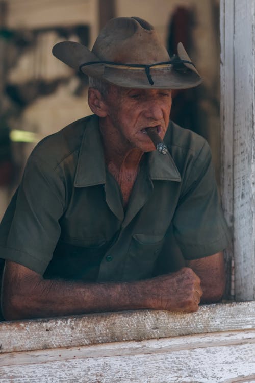 adam, dikey atış, duman çıkarmak içeren Ücretsiz stok fotoğraf