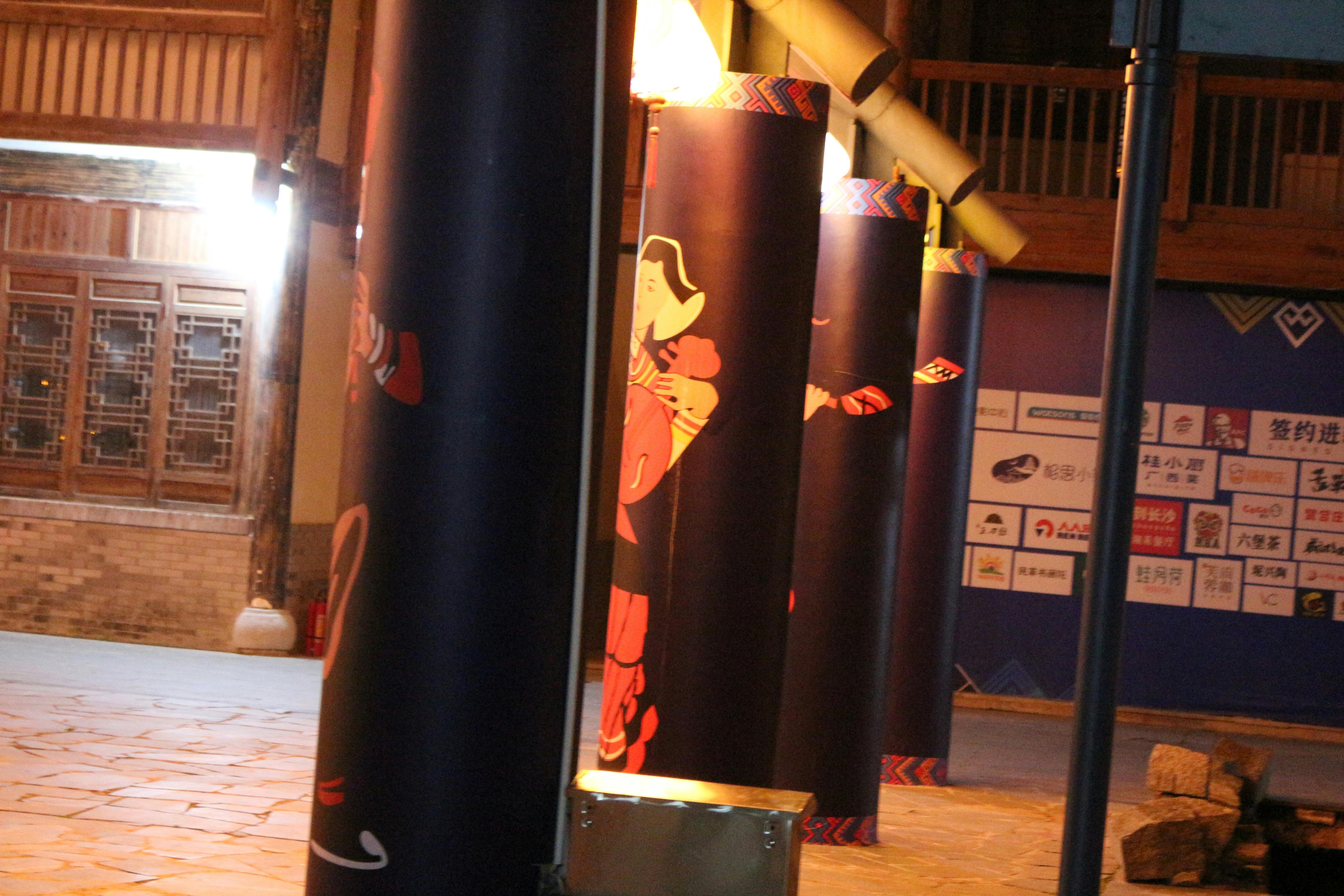 一杯咖啡和一杯茶在木桌上,旁边放着咖啡豆和茶叶