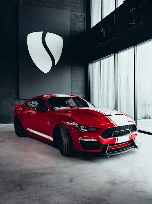 Nếu bạn yêu thích vẻ ngoài sành điệu và đầy cá tính của các chiếc xe thể thao, hãy cùng chiêm ngưỡng Ảnh đẹp Mustang GT màu đỏ. Với màu sơn đỏ đậm nổi bật, chiếc xe này tạo nên một dấu ấn đậm chất Mỹ cùng nhiều tiện nghi hiện đại và động cơ mạnh mẽ. Hãy cùng đắm mình vào thế giới siêu xe và truyền cảm hứng cho chính mình.