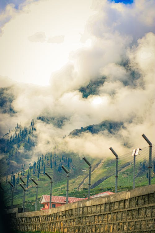 山, 深綠色的植物, 美麗的天空 的 免費圖庫相片