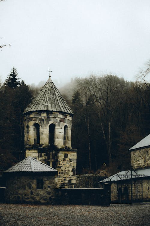 Foto profissional grátis de árvores, capela, cidade