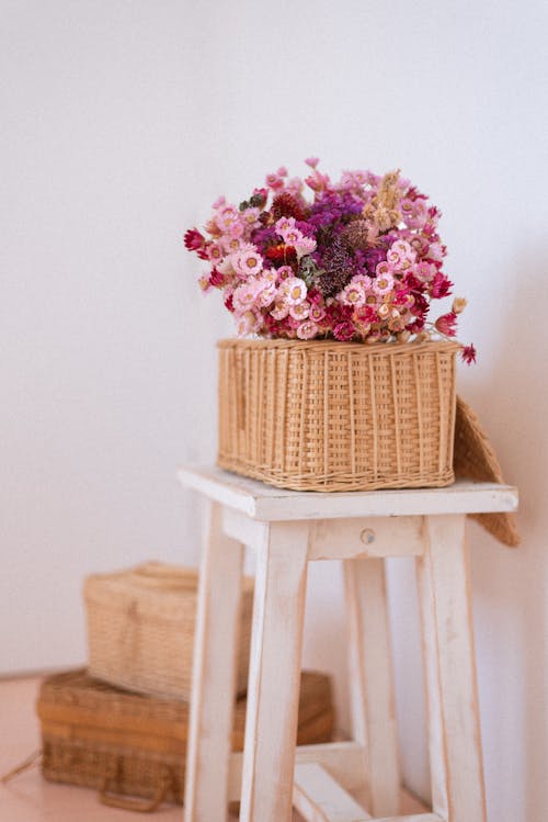 https://images.pexels.com/photos/15096581/pexels-photo-15096581/free-photo-of-pink-flowers-in-a-straw-box.jpeg?auto=compress&cs=tinysrgb&dpr=1&w=500