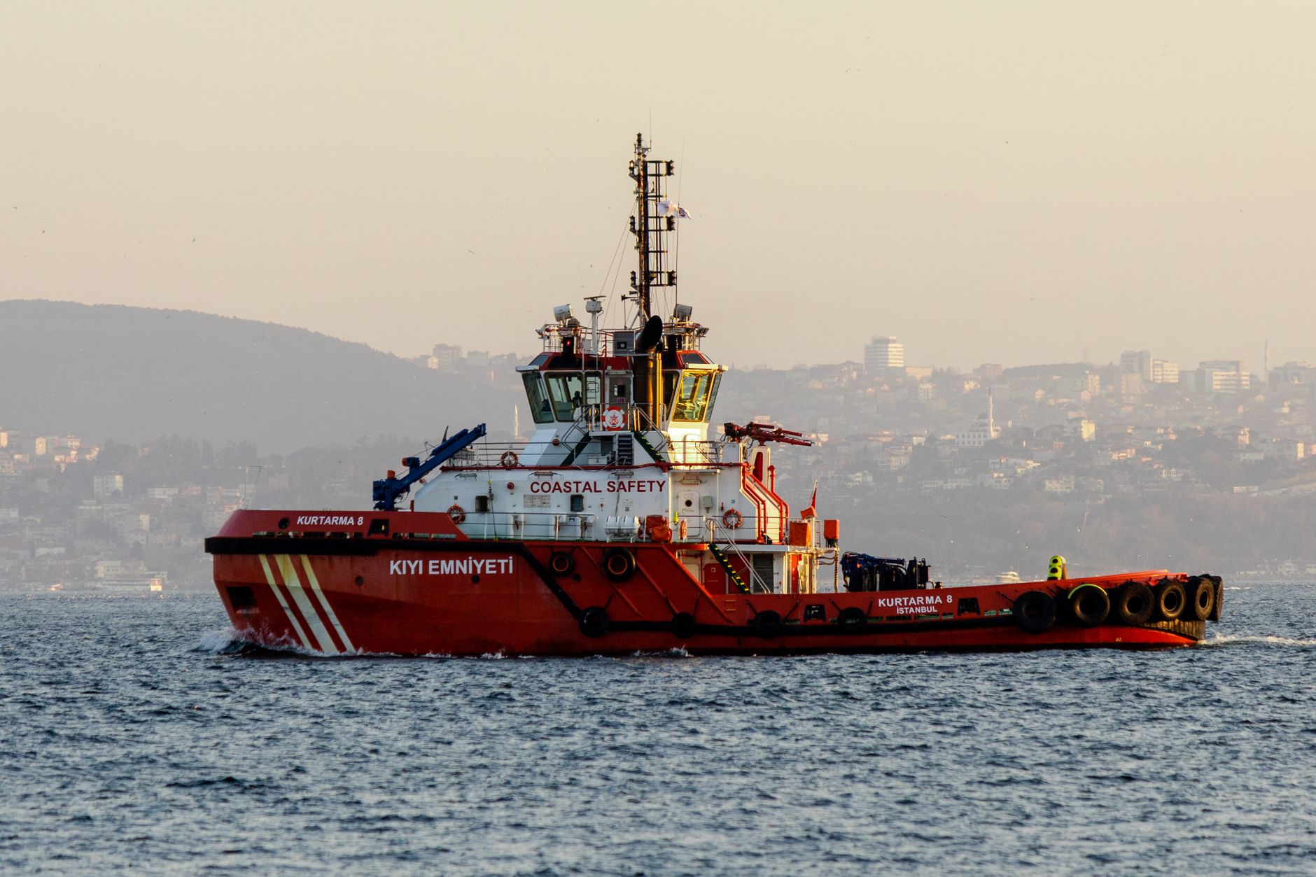 Navire en feu dans le détroit d'Ormuz et nouvelles tensions au Moyen-Orient