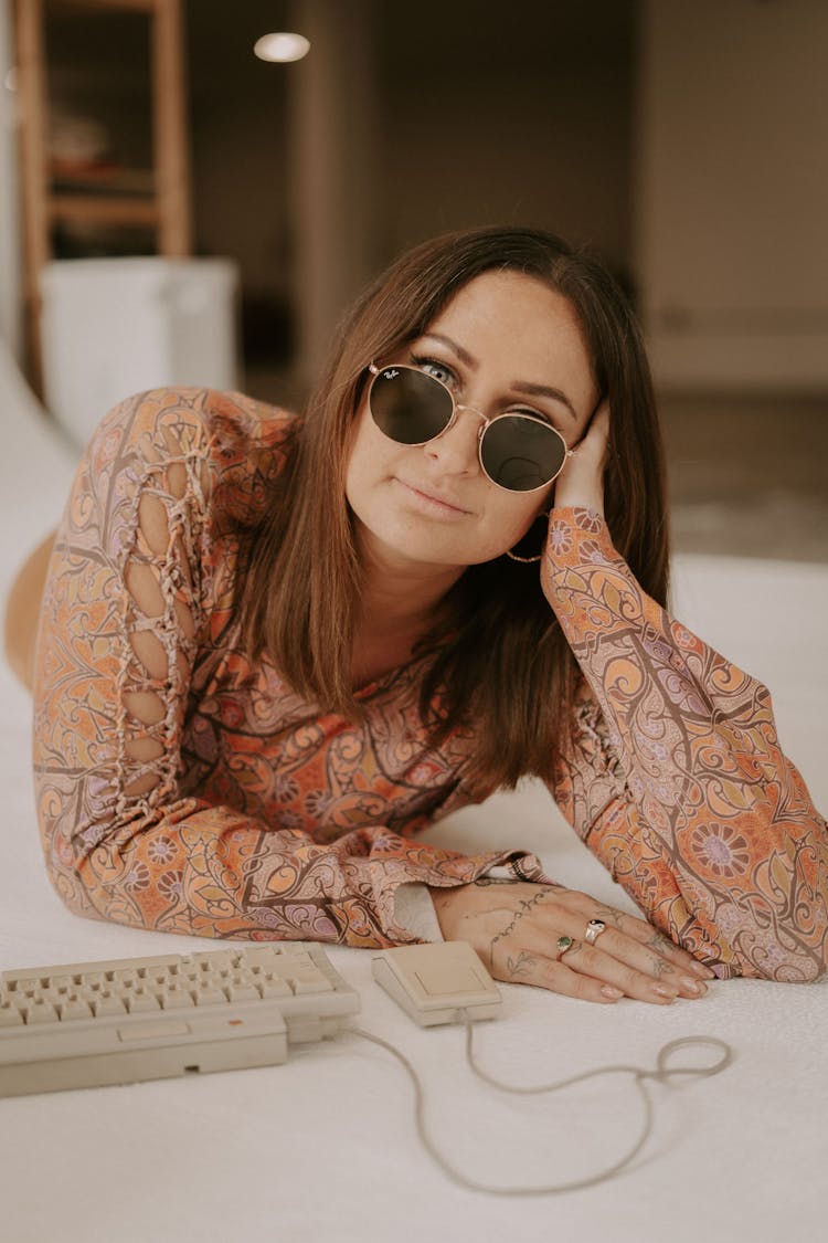 Woman In Sunglasses Posing With Retro Keyboard In Studio