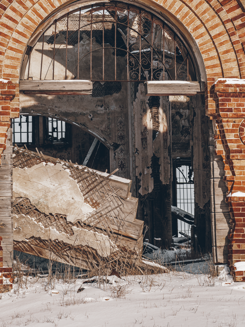 Free A decaying brick structure in snowy Loginovka, Saratov Region, showcasing abandoned architecture. Stock Photo