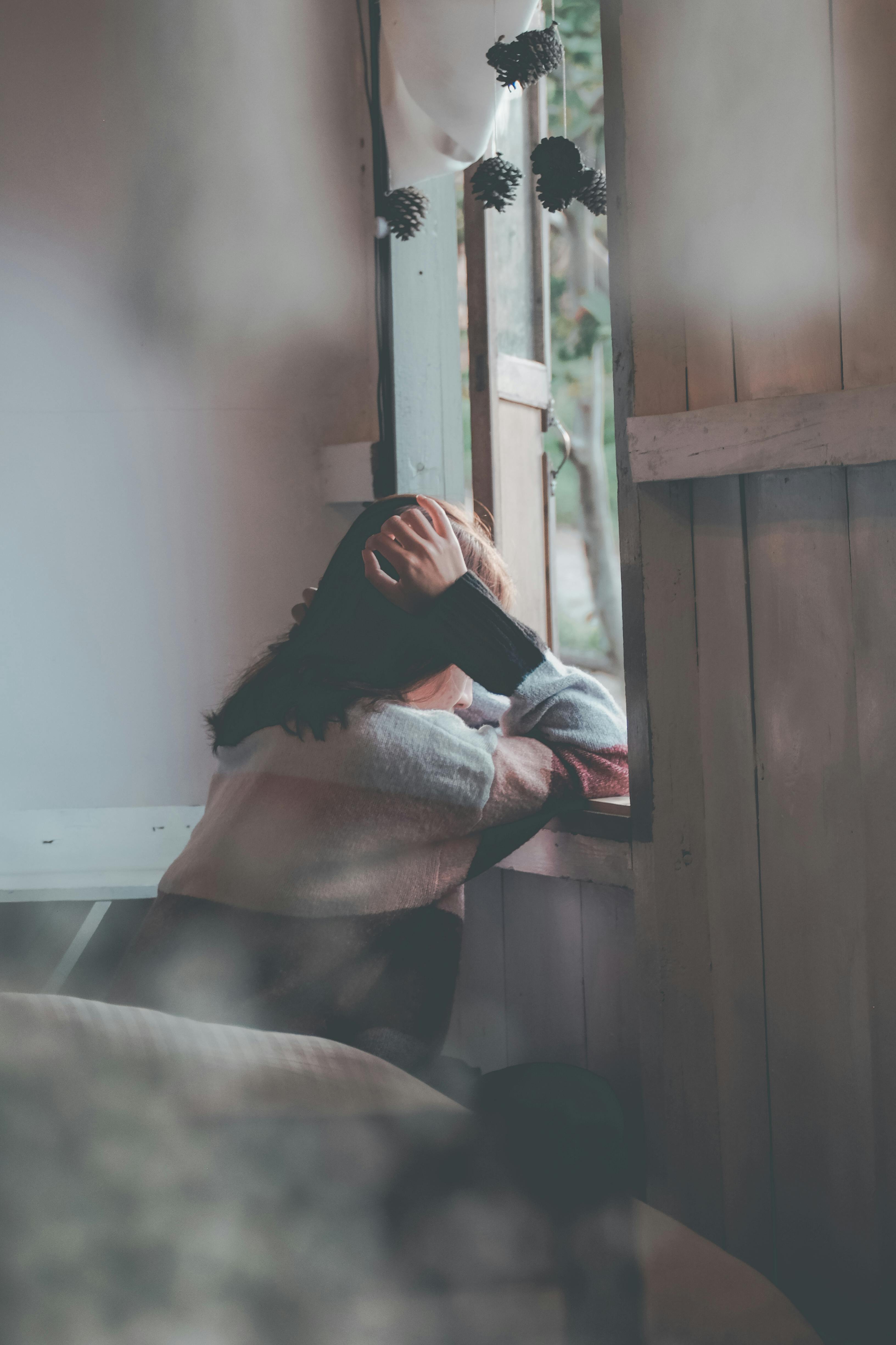 Woman leaning on window | Photo: Pexels