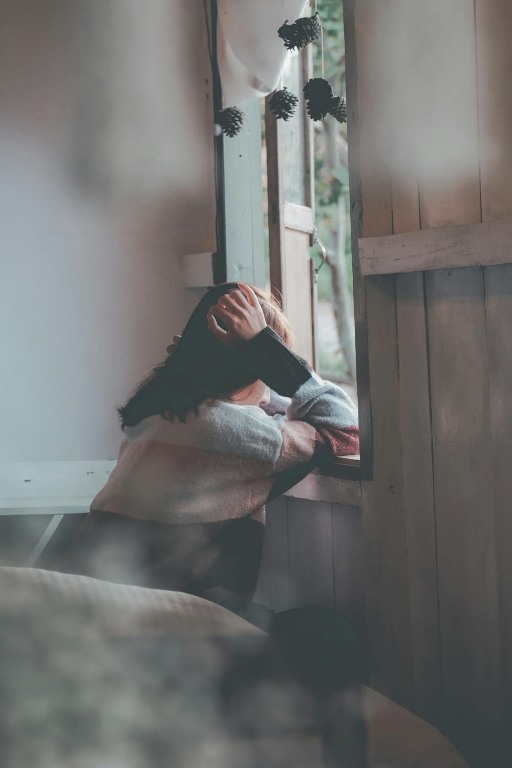 A girl leaning on window | Photo: Pexels