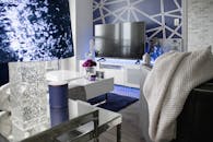 多伦多的时尚客厅配有几何壁纸和现代装饰