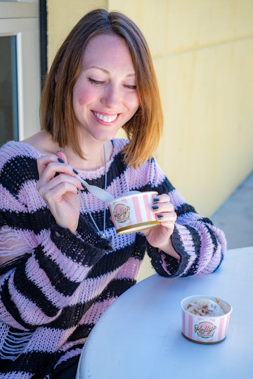 Foto d'estoc gratuïta de dona, gelat, menjant