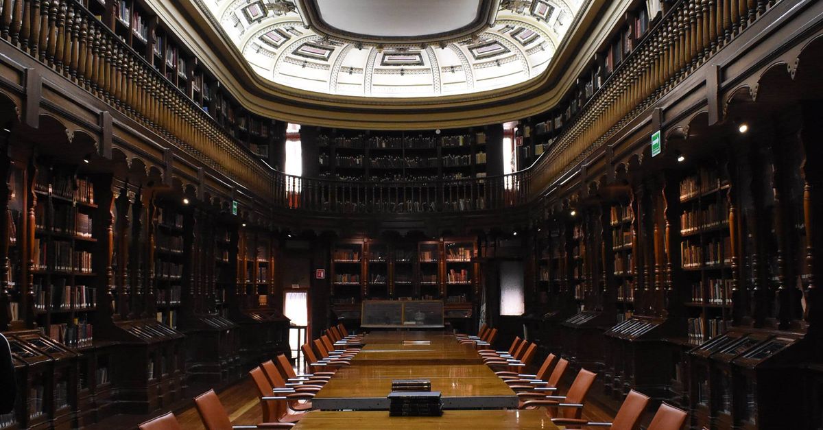 Interior of an Antique Library · Free Stock Photo
