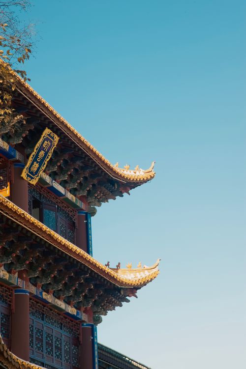 Free Elegant traditional Chinese temple roof with intricate designs under a bright clear sky. Stock Photo