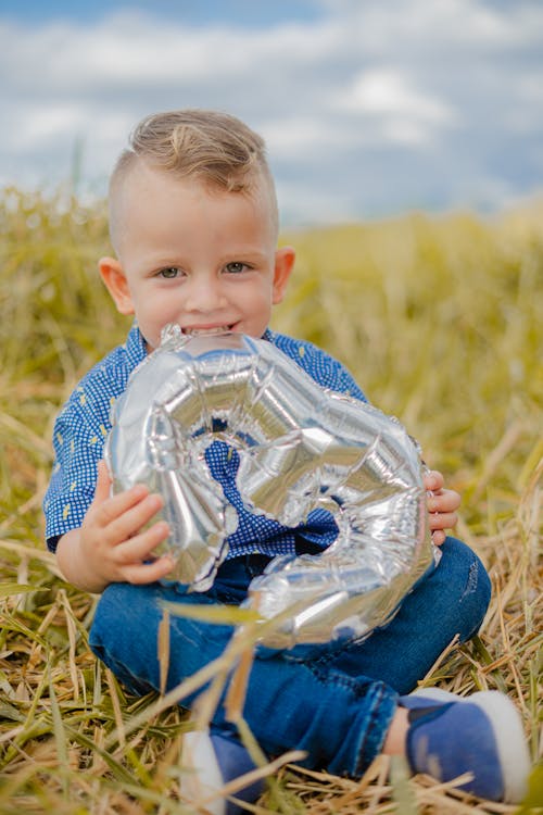 Gratis arkivbilde med ballong, barn, gress