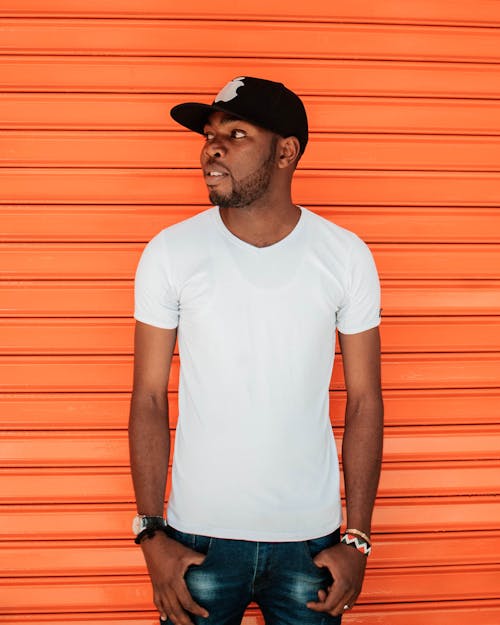 Hombre En Camiseta Blanca Con Cuello Redondo Con Gorra Negra