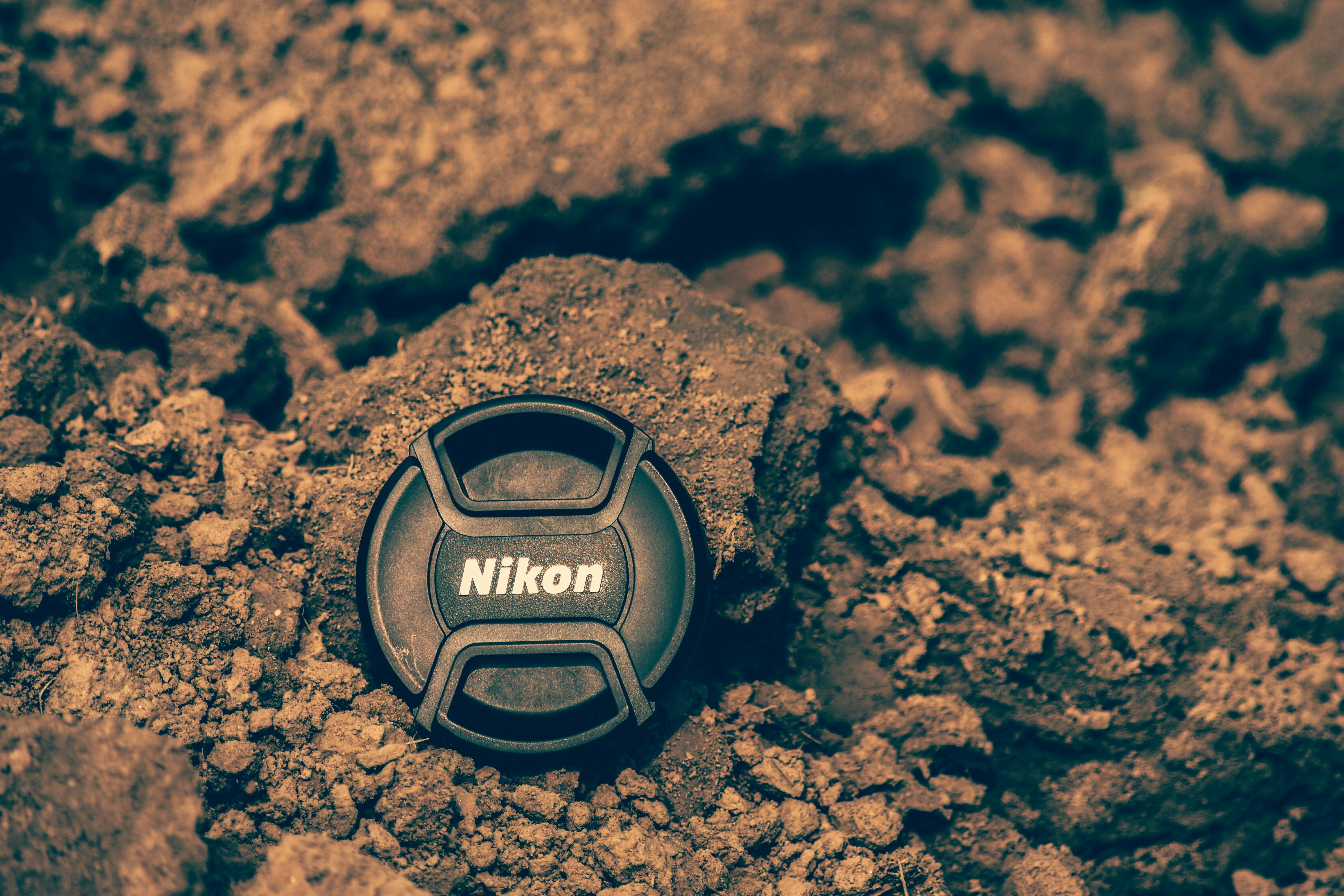 Pessoa mergulhando com cilindro em águas azuis