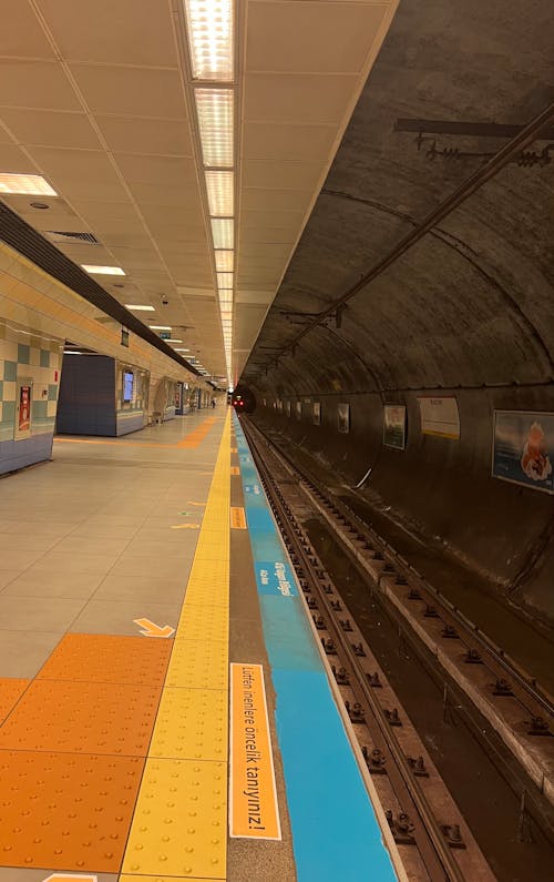 büyük şehir, metro, metro istasyonu içeren Ücretsiz stok fotoğraf