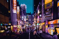 夜晚，东京新宿的街道灯火通明，热闹非凡，适合探索