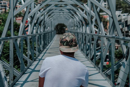 t恤, 人, 人行天橋 的 免费素材图片