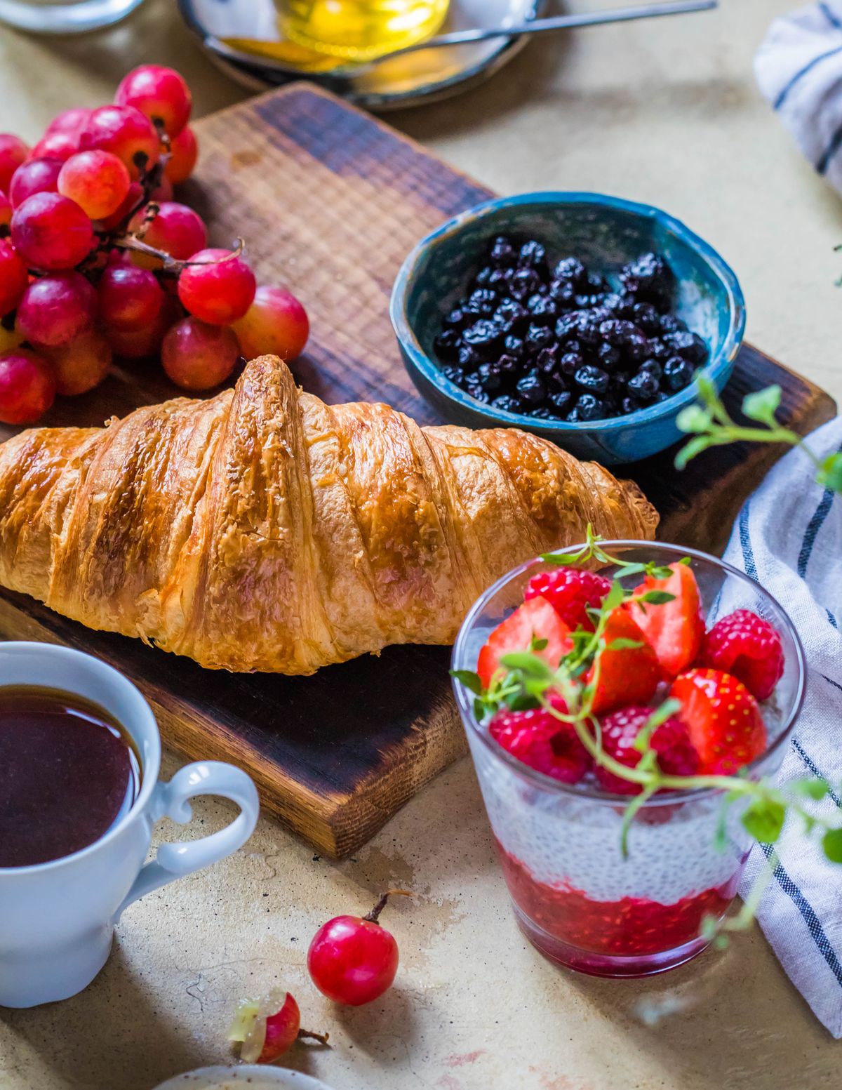 Croissant-Frühstück mit Beeren und Kaffee