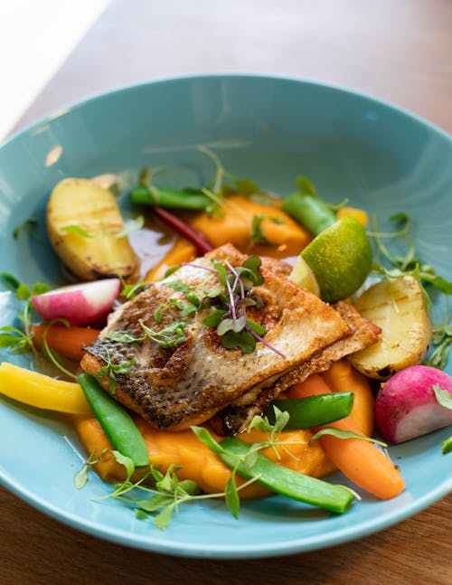 무료 접시에 튀긴 생선과 야채 스톡 사진