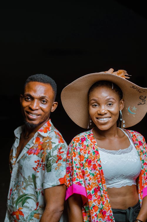 Gratis stockfoto met Afrikaanse man, Afrikaanse vrouw, bloemenknop omhoog