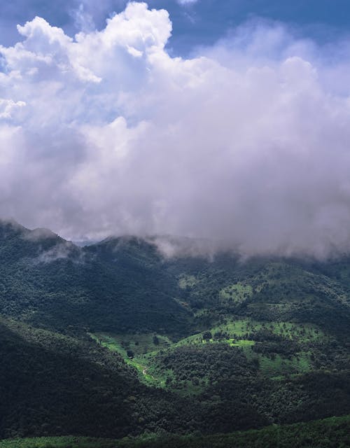 Ingyenes stockfotó dombok, dombtető, fehér felhők témában