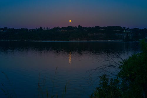 Full Moon (Luna) over a lake