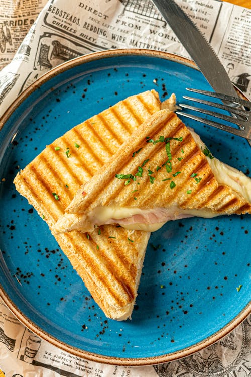 Toasts with Ham and Cheese