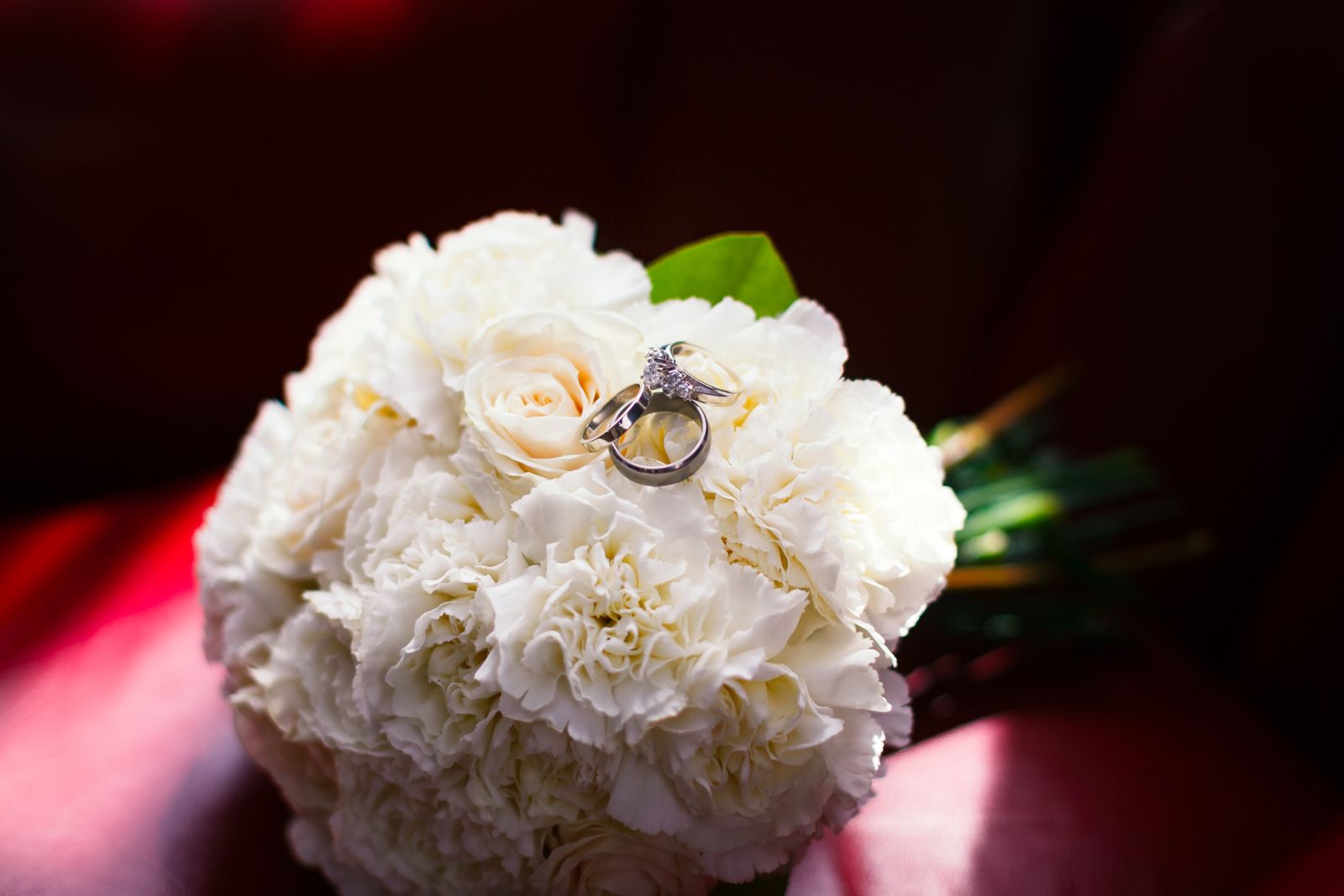 Dettaglio delle fedi su un bouquet nuziale