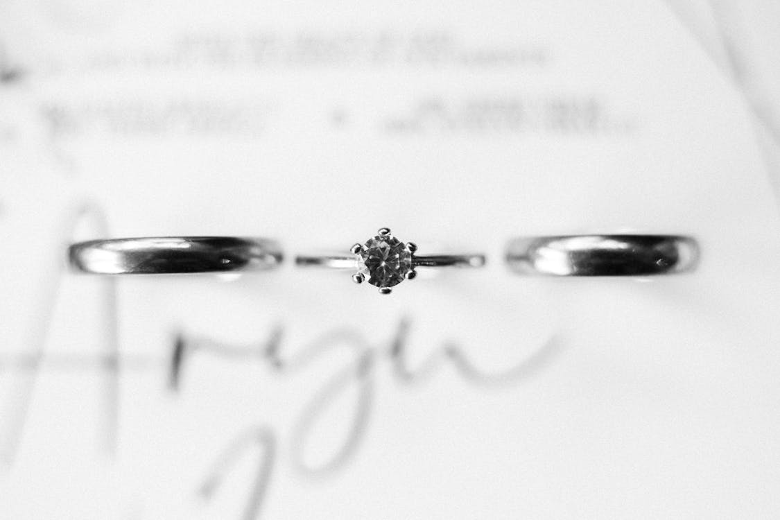 Foto d'estoc gratuïta de anell de diamants, car, enfocament poc profund