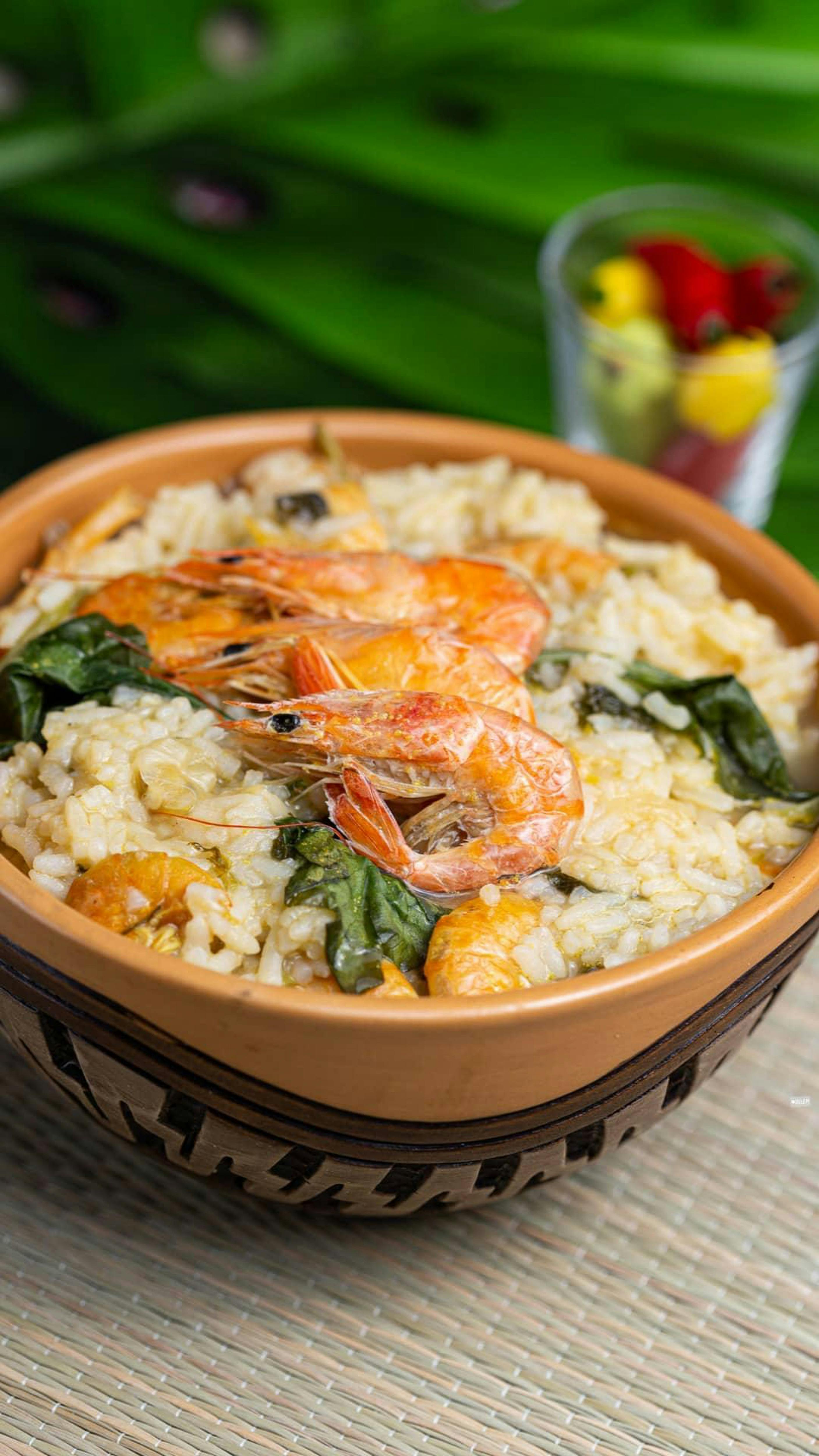 Aquino Foto - A flavorful bowl of rice with shrimps and greens, perfect for a hearty meal.