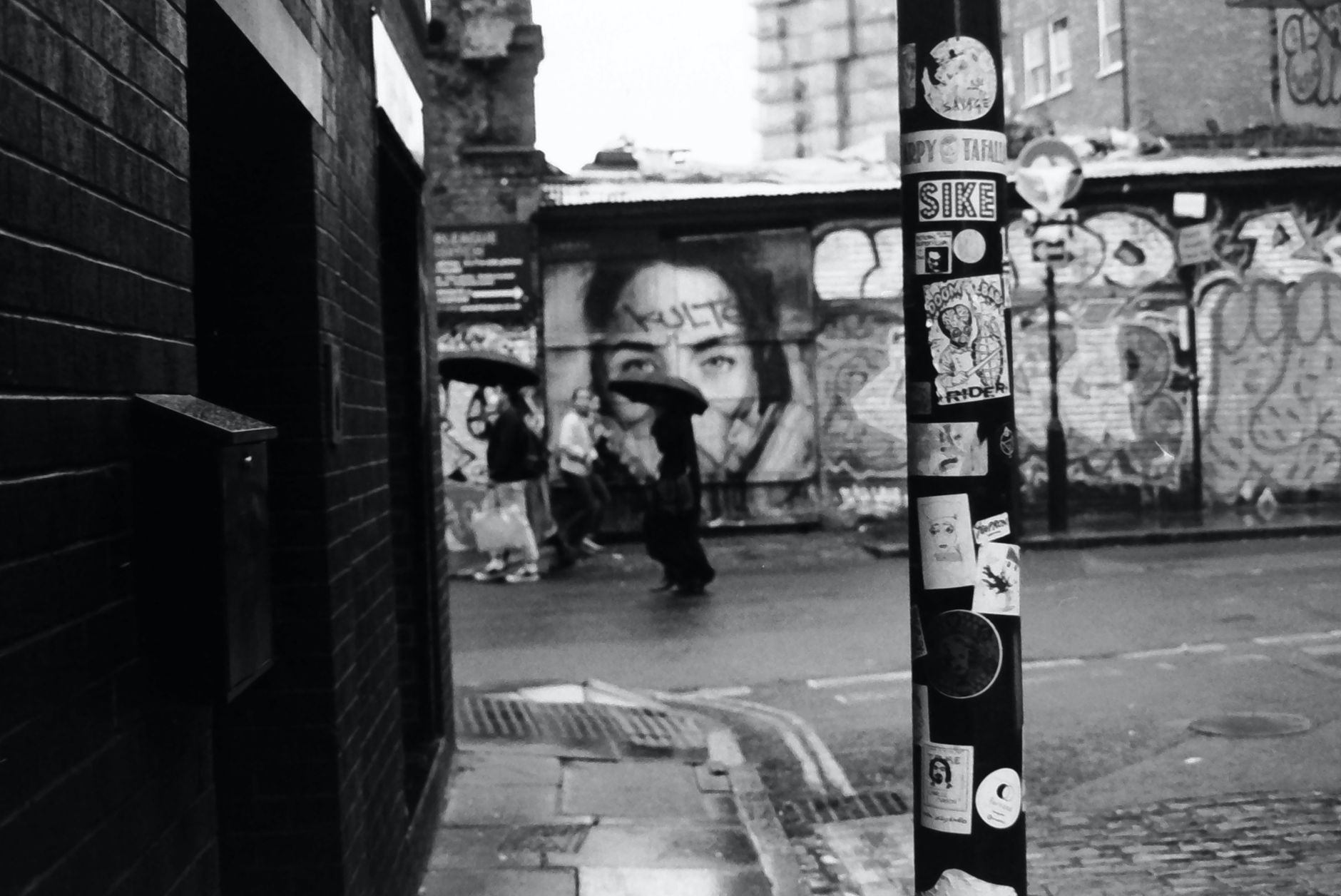 Londra'da bir sokak duvarında grafiti