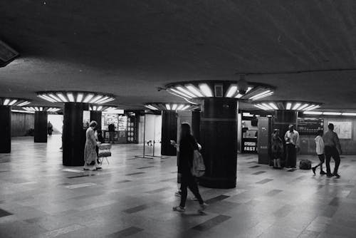 aydınlatılmış, insanlar, istasyon içeren Ücretsiz stok fotoğraf