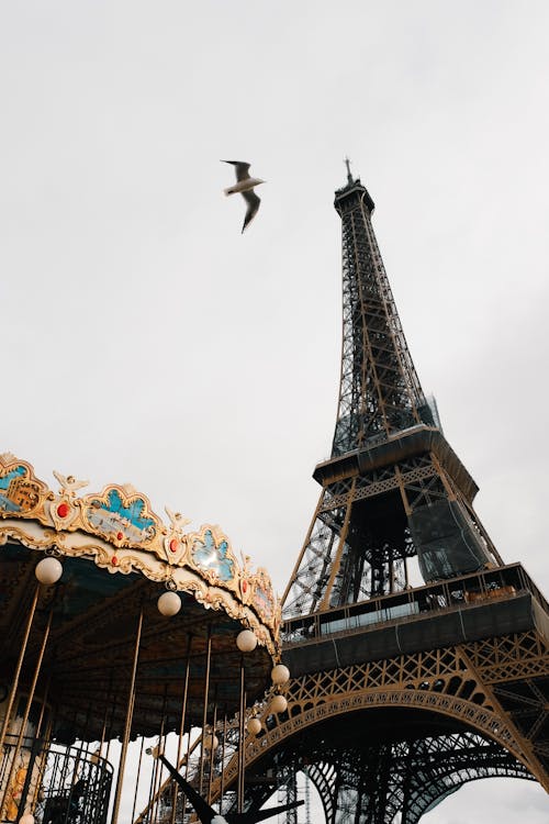 Tháp Eiffel: Hãy khám phá một trong những biểu tượng nổi tiếng nhất của thế giới - Tháp Eiffel - với kiến ​​trúc độc đáo và tầm nhìn tuyệt đẹp lên từ đỉnh tháp. Bức ảnh này sẽ khiến bạn muốn khám phá thêm về vẻ đẹp lộng lẫy của Paris và phong cảnh tuyệt đẹp ở đây.