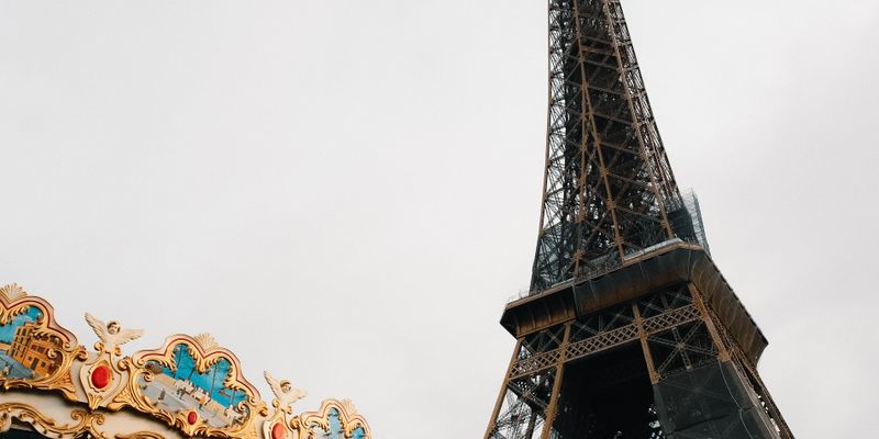 La torre Eiffel vista desde la ciudad
