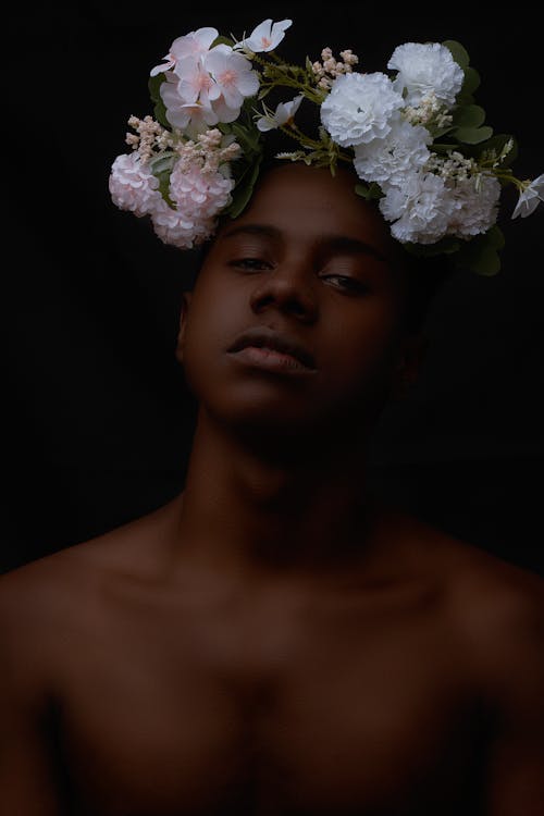 Foto profissional grátis de cara séria, coroa de flores, flores brancas