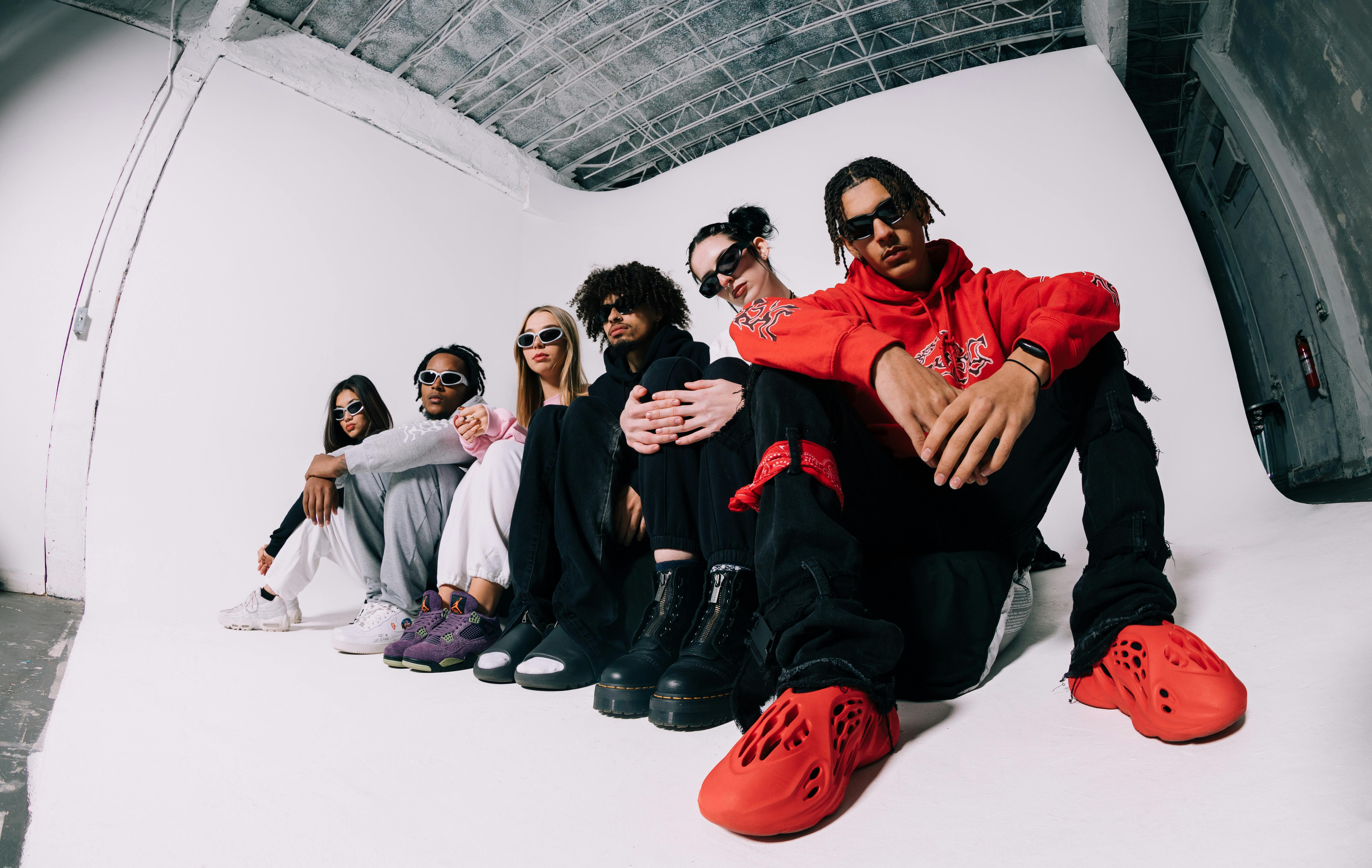 De franc Foto d'estoc gratuïta de adults joves, amb caputxa, ambientació d'estudi Foto d'estoc