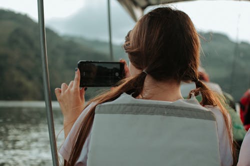 Foto profissional grátis de cabeça, celular, gravando vídeo