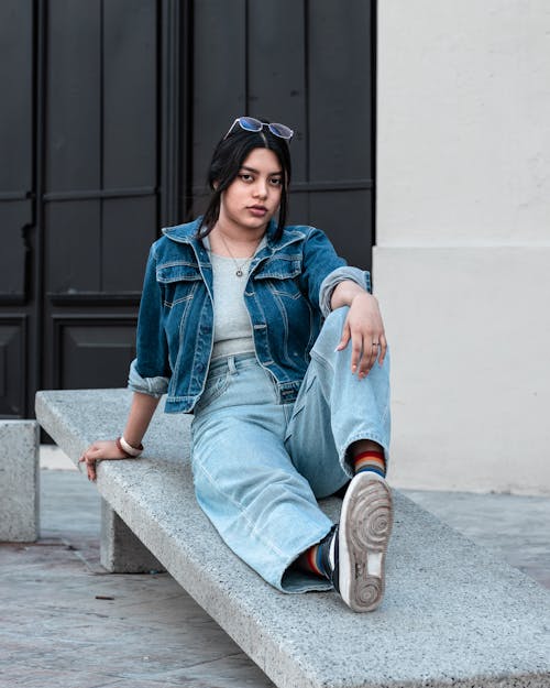 Ảnh lưu trữ miễn phí về áo khoác denim, bắn dọc, băng ghế bê tông