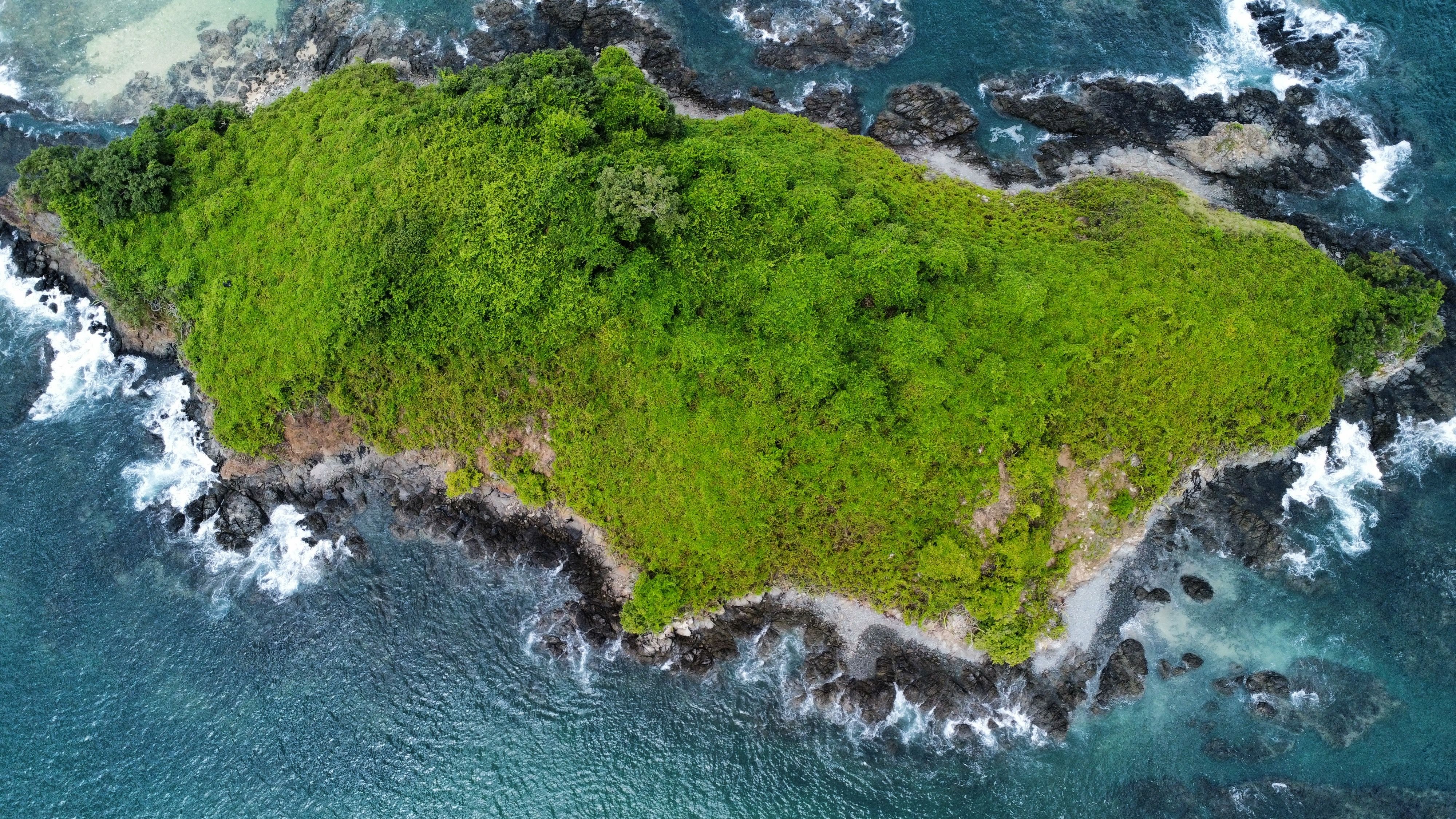 Top View Photo of Green Island · Free Stock Photo