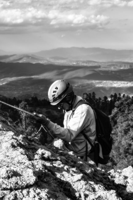 Fotomural Un escalador en Mineral del Chico, México, ascendiendo por una pared de roca con vistas escénicas.