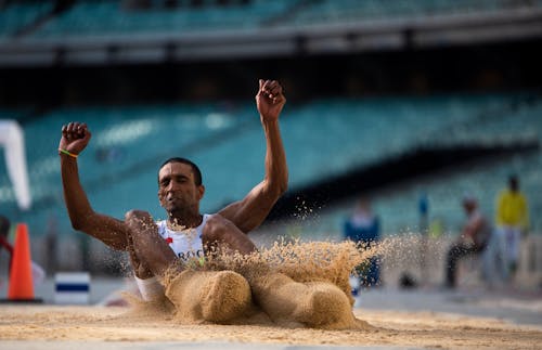 남자, 멀리뛰기, 모래의 무료 스톡 사진