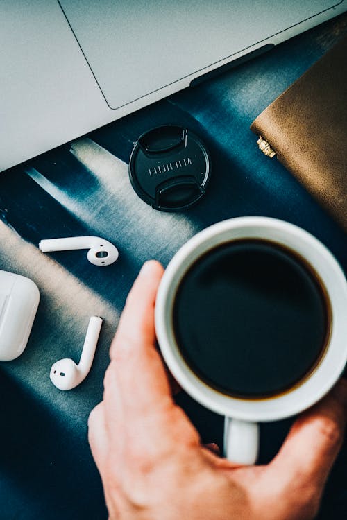 คลังภาพถ่ายฟรี ของ airpods, กาแฟ, จับ