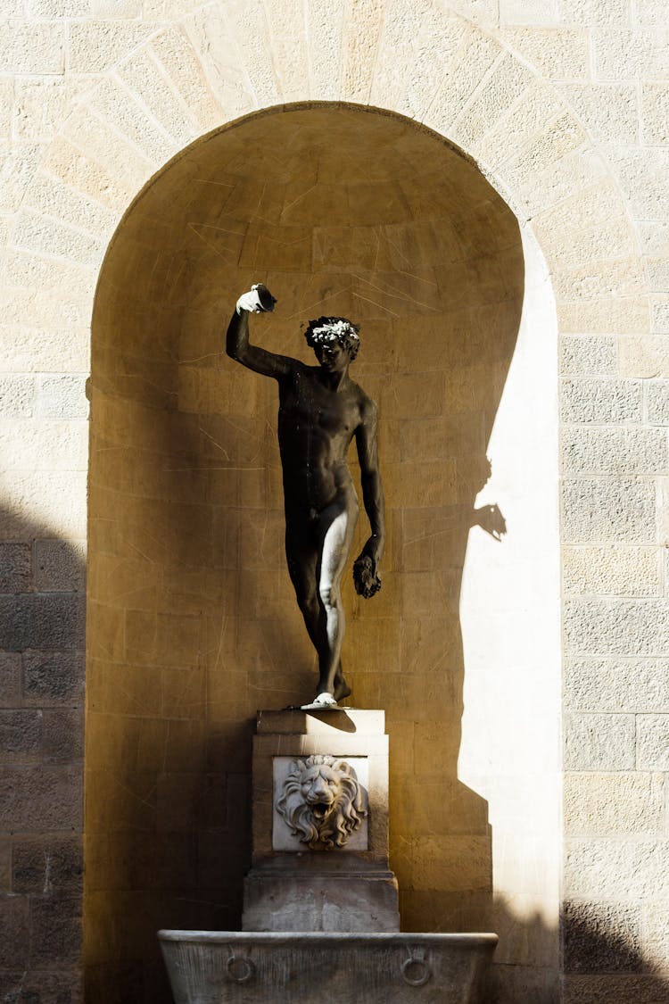 Fountain Borgo San Jacopo, Florence, Italy