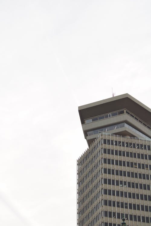 Gratis stockfoto met gebouw, heldere lucht, lage hoek schot