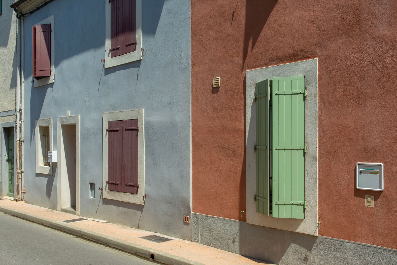 Ruelle typique et façades colorées du Languedoc