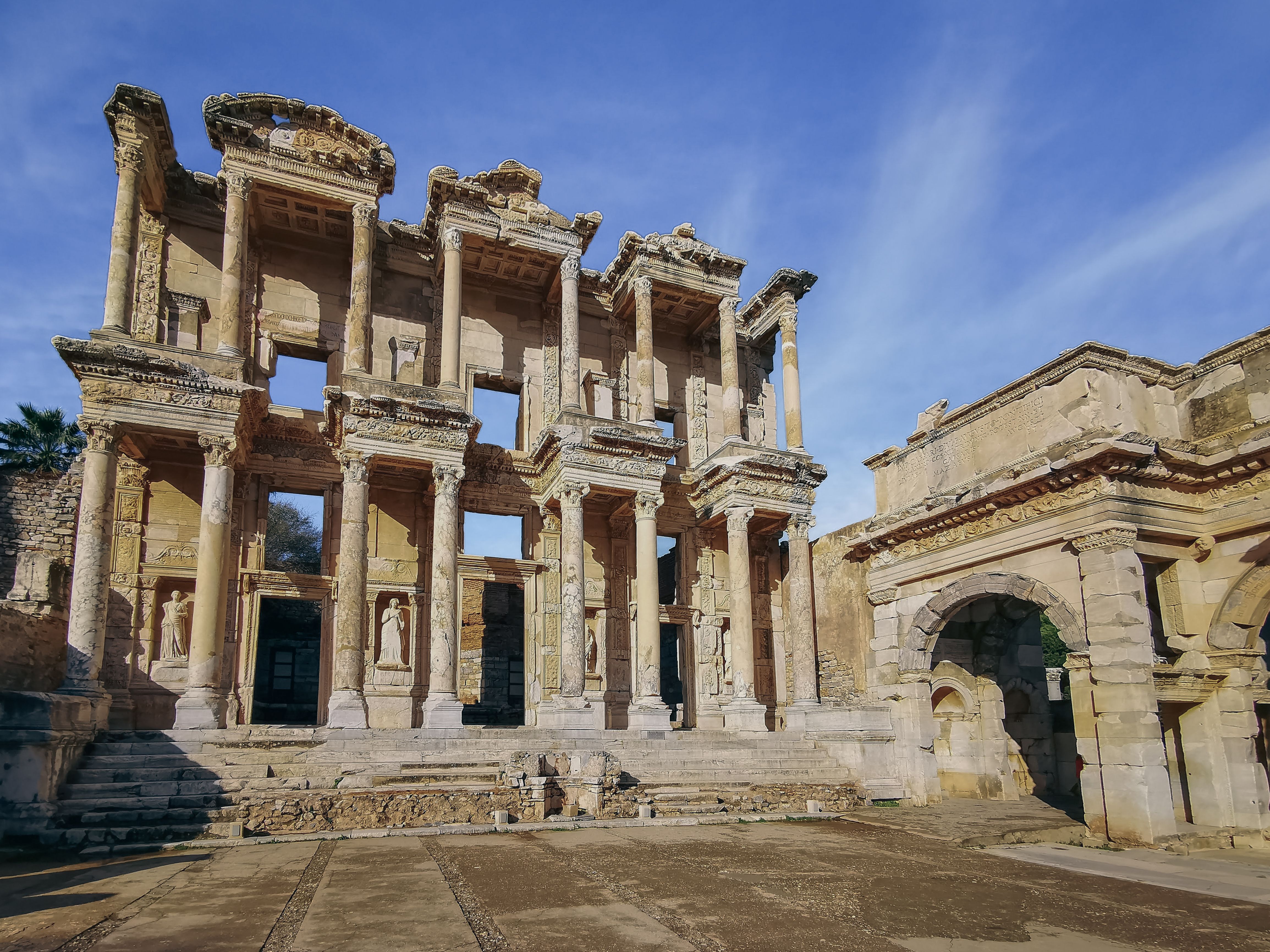 Stunning view of the ancient Celsus Library ruins in Ephesus, Turkey, under a clear blue sky. - Éfeso