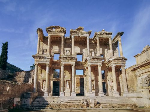 Free  Scenic view of the ancient Celsus Library ruins in Ephesus, Turkey, with clear blue skies. Stock Photo