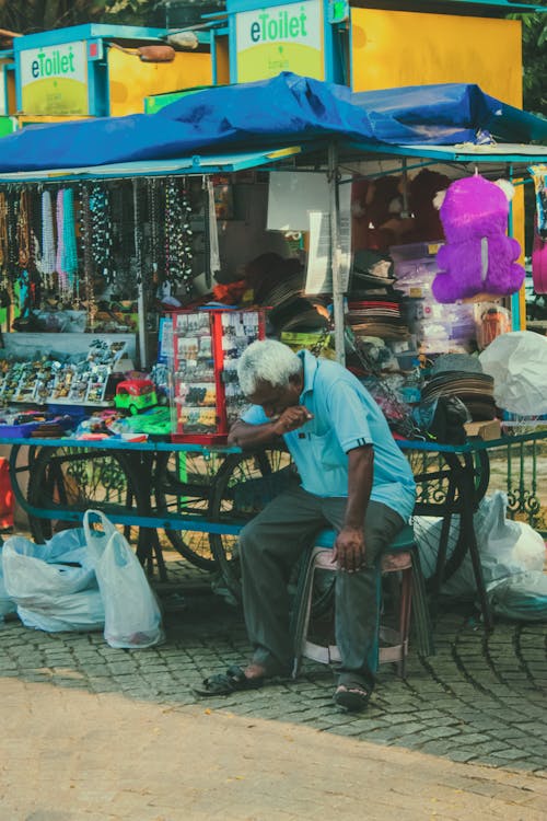 Foto stok gratis bangku, duduk, kaus